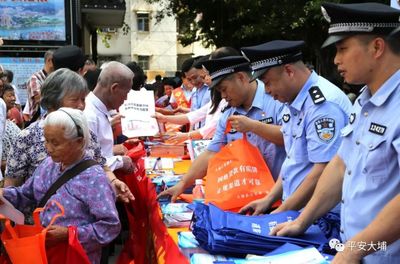 洲瑞鎮最大工廠門口聚集民警引發關注，工人圍觀健身休閑活動